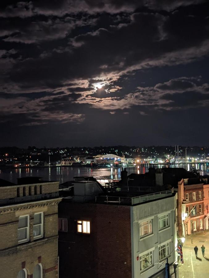 Seafarer'S View - 6 Bedroom Townhouse In Cowes, Parking & Seaviews. Cowes  Kültér fotó
