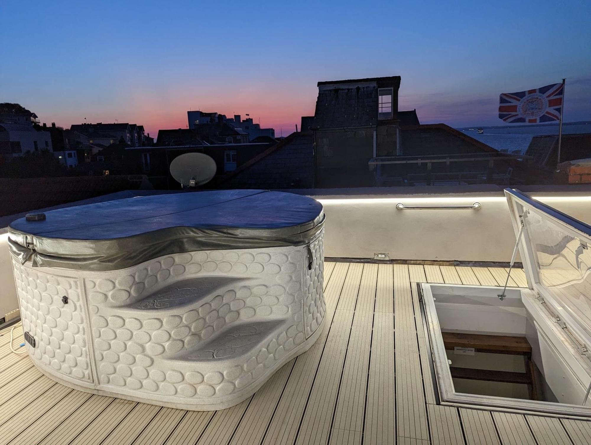 Seafarer'S View - 6 Bedroom Townhouse In Cowes, Parking & Seaviews. Cowes  Kültér fotó